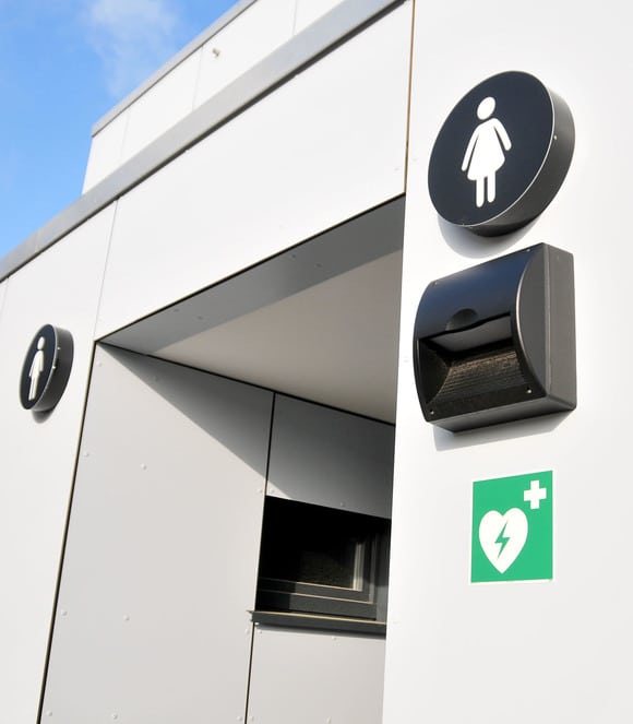 Foto: AED-Hinweisschild an einer Strandtoilette (KV Binz)
